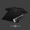 T-Shirt Shark Black uomo sagomata con lo squalo, con cuciture laterali. Tessuto con una piacevole resa al tatto. Realizzata in 100% cotone 105 gr/m2