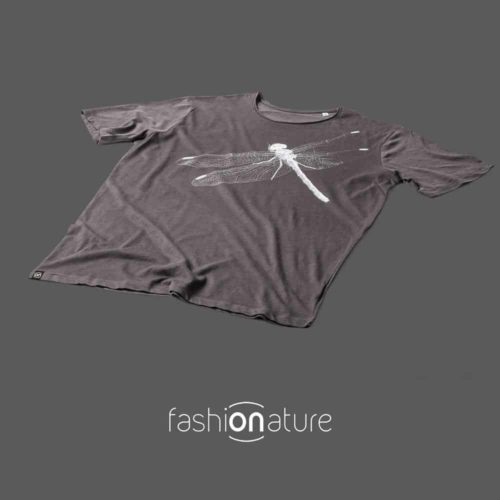 Men's Dragonfly Grey T-Shirt uomo sagomata, con cuciture laterali. Tessuto con effetto Vintage con una piacevole resa al tatto. Jersey Organico 120g