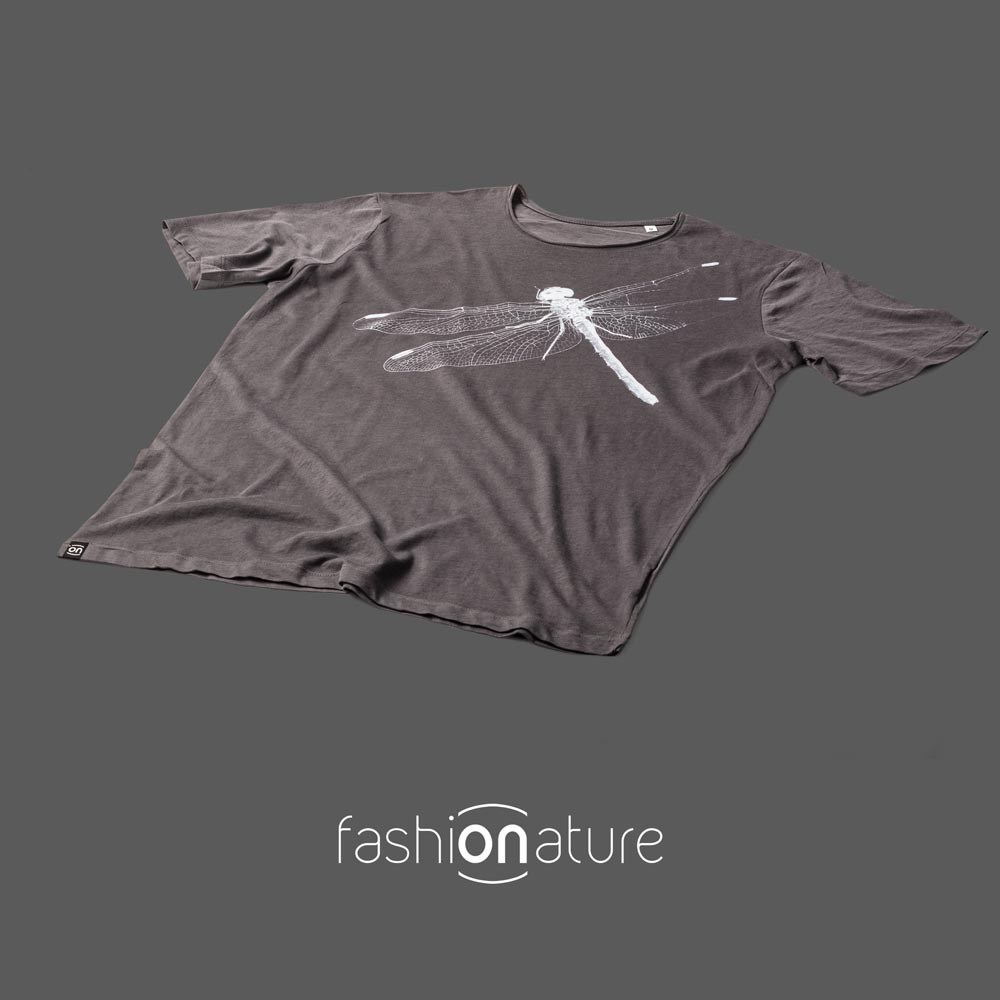 Men's Dragonfly Grey T-Shirt uomo sagomata, con cuciture laterali. Tessuto con effetto Vintage con una piacevole resa al tatto. Jersey Organico 120g