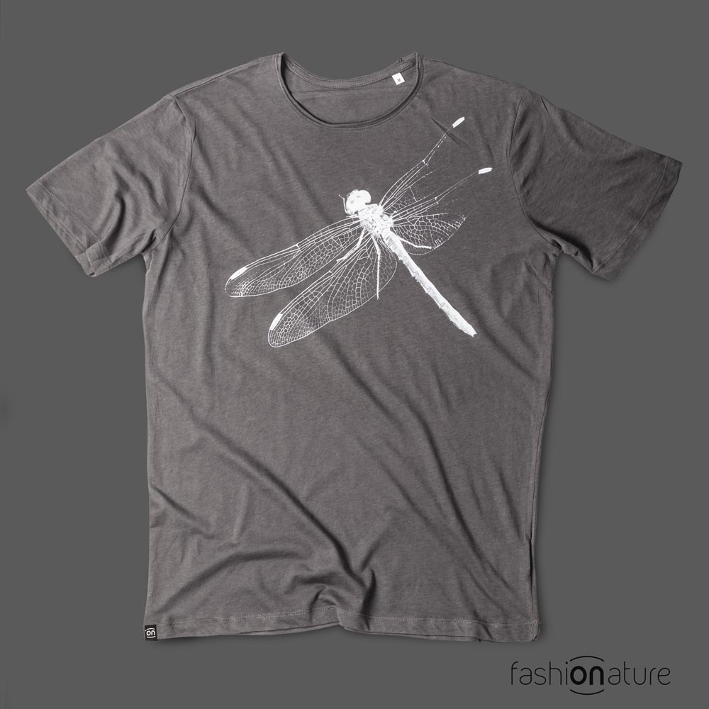 Men's Dragonfly Grey T-Shirt uomo sagomata, con cuciture laterali. Tessuto con effetto Vintage con una piacevole resa al tatto. Jersey Organico 120g