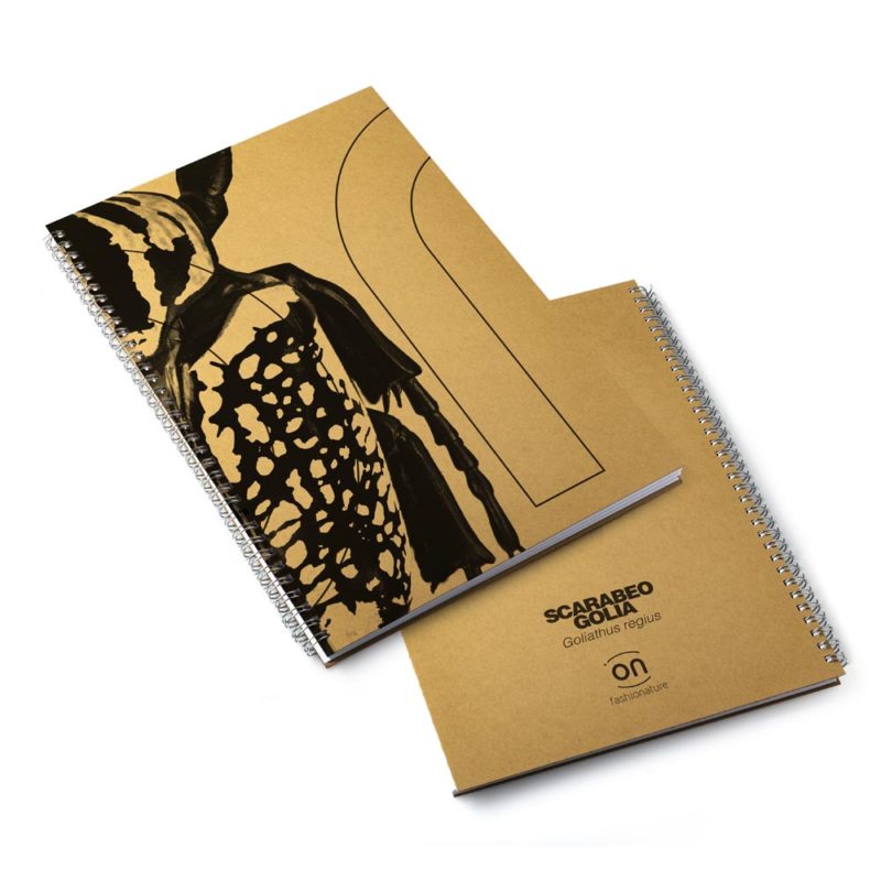 Golia La Golia naturebook raffigura un grande scarabeo Golia, l’insetto più pesante del mondo. Caratteristica è la sua texture bianca e nera che varia da esemplare a esemplare.