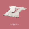 Women’s Flamingo White T-Shirt Modello Women’s Flamingo White T-Shirt donna sagomata, con cuciture laterali e scollatura ampia. Bordino collo in tessuto arrotolato. Stampa a colori ad alta definizione. Tessuto morbidissimo liscio per una piacevolissima resa al tatto. Realizzata in 100% cotone 105 gr/m2, morbido al tatto, resistente e compatto.