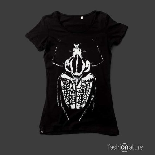 T-Shirt Golia Black donna sagomata con lo scarabeo Golia, con cuciture laterali. Tessuto con una piacevole resa al tatto. Realizzata in 100% cotone 105 gr/m2