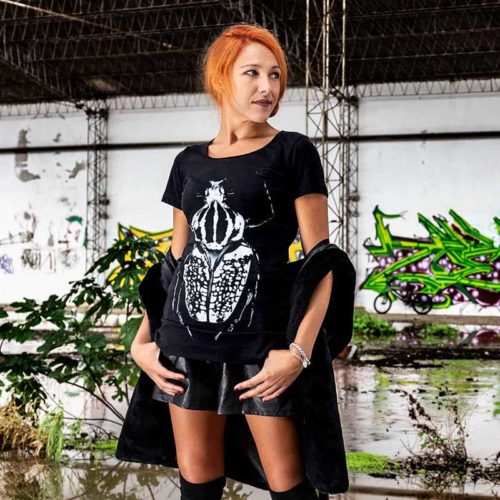 T-Shirt Golia Black donna sagomata con lo scarabeo Golia, con cuciture laterali. Tessuto con una piacevole resa al tatto. Realizzata in 100% cotone 105 gr/m2