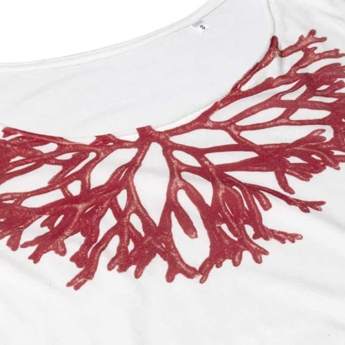 Women’s corallo White T-Shirt raffigura un corallo stampato come se fosse un gioiello intorno al collo