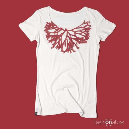 Women’s corallo White T-Shirt  raffigura un corallo stampato come se fosse un gioiello intorno al collo
