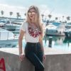 Women’s corallo White T-Shirt  raffigura un corallo stampato come se fosse un gioiello intorno al collo