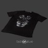 Modello Men’s Lion Black T-Shirt  uomo sagomata, con cuciture laterali. Bordino collo in tessuto arrotolato. Stampa in bianco ad alta definizione. Tessuto morbidissimo liscio per una piacevolissima resa al tatto.