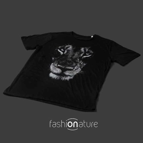 Modello Men’s Lion Black T-Shirt  uomo sagomata, con cuciture laterali. Bordino collo in tessuto arrotolato. Stampa in bianco ad alta definizione. Tessuto morbidissimo liscio per una piacevolissima resa al tatto.