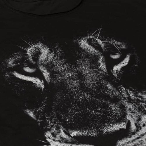 Modello Men’s Lion Black T-Shirt  uomo sagomata, con cuciture laterali. Bordino collo in tessuto arrotolato. Stampa in bianco ad alta definizione. Tessuto morbidissimo liscio per una piacevolissima resa al tatto.