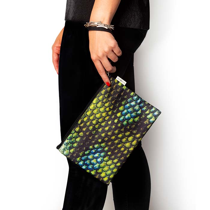 La POCHETTE OCELLATA è una comoda e pratica pochette