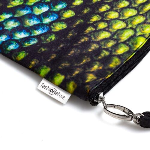 La POCHETTE OCELLATA è una comoda e pratica pochette